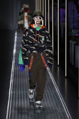 Milan, İtalya - 19 Şubat: Bir model United renkler Benetton dizide, Milan moda hafta sonbahar/kış 2019/20 19 Şubat 2019, Milano, İtalya pist yürür.