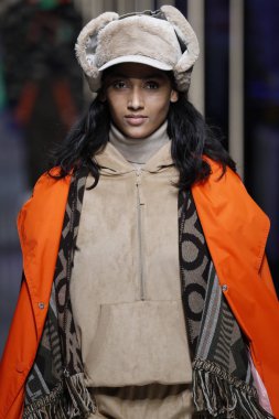 Milan, İtalya - 19 Şubat: Bir model United renkler Benetton dizide, Milan moda hafta sonbahar/kış 2019/20 19 Şubat 2019, Milano, İtalya pist yürür.