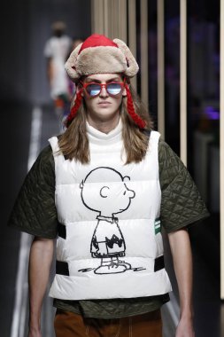 Milan, İtalya - 19 Şubat: Bir model United renkler Benetton dizide, Milan moda hafta sonbahar/kış 2019/20 19 Şubat 2019, Milano, İtalya pist yürür.