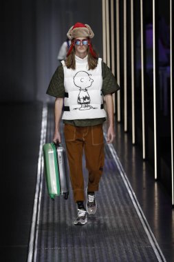 Milan, İtalya - 19 Şubat: Bir model United renkler Benetton dizide, Milan moda hafta sonbahar/kış 2019/20 19 Şubat 2019, Milano, İtalya pist yürür.