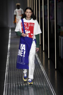 Milan, İtalya - 19 Şubat: Bir model United renkler Benetton dizide, Milan moda hafta sonbahar/kış 2019/20 19 Şubat 2019, Milano, İtalya pist yürür.