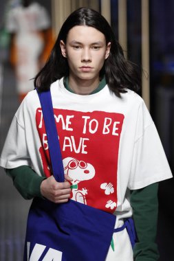 Milan, İtalya - 19 Şubat: Bir model United renkler Benetton dizide, Milan moda hafta sonbahar/kış 2019/20 19 Şubat 2019, Milano, İtalya pist yürür.