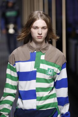 Milan, İtalya - 19 Şubat: Bir model United renkler Benetton dizide, Milan moda hafta sonbahar/kış 2019/20 19 Şubat 2019, Milano, İtalya pist yürür.