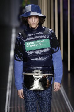 Milan, İtalya - 19 Şubat: Bir model United renkler Benetton dizide, Milan moda hafta sonbahar/kış 2019/20 19 Şubat 2019, Milano, İtalya pist yürür.