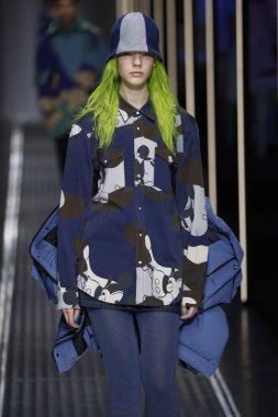 Milan, İtalya - 19 Şubat: Bir model United renkler Benetton dizide, Milan moda hafta sonbahar/kış 2019/20 19 Şubat 2019, Milano, İtalya pist yürür.