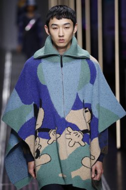 Milan, İtalya - 19 Şubat: Bir model United renkler Benetton dizide, Milan moda hafta sonbahar/kış 2019/20 19 Şubat 2019, Milano, İtalya pist yürür.