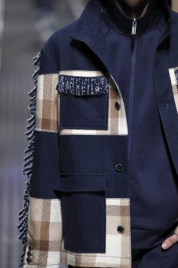 Milan, İtalya - 19 Şubat: Bir model United renkler Benetton dizide, Milan moda hafta sonbahar/kış 2019/20 19 Şubat 2019, Milano, İtalya pist yürür.