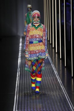 Milan, İtalya - 19 Şubat: Bir model United renkler Benetton dizide, Milan moda hafta sonbahar/kış 2019/20 19 Şubat 2019, Milano, İtalya pist yürür.