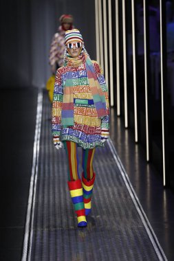 Milan, İtalya - 19 Şubat: Bir model United renkler Benetton dizide, Milan moda hafta sonbahar/kış 2019/20 19 Şubat 2019, Milano, İtalya pist yürür.