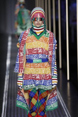 Milan, İtalya - 19 Şubat: Bir model United renkler Benetton dizide, Milan moda hafta sonbahar/kış 2019/20 19 Şubat 2019, Milano, İtalya pist yürür.