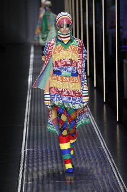 Milan, İtalya - 19 Şubat: Bir model United renkler Benetton dizide, Milan moda hafta sonbahar/kış 2019/20 19 Şubat 2019, Milano, İtalya pist yürür.