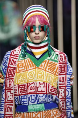 Milan, İtalya - 19 Şubat: Bir model United renkler Benetton dizide, Milan moda hafta sonbahar/kış 2019/20 19 Şubat 2019, Milano, İtalya pist yürür.