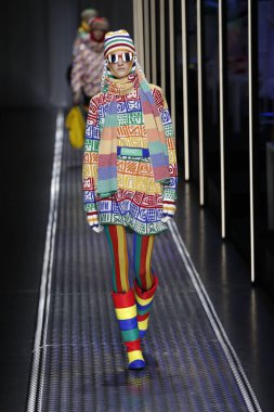 Milan, İtalya - 19 Şubat: Bir model United renkler Benetton dizide, Milan moda hafta sonbahar/kış 2019/20 19 Şubat 2019, Milano, İtalya pist yürür.