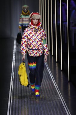 Milan, İtalya - 19 Şubat: Bir model United renkler Benetton dizide, Milan moda hafta sonbahar/kış 2019/20 19 Şubat 2019, Milano, İtalya pist yürür.