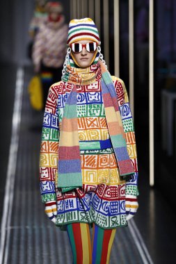 Milan, İtalya - 19 Şubat: Bir model United renkler Benetton dizide, Milan moda hafta sonbahar/kış 2019/20 19 Şubat 2019, Milano, İtalya pist yürür.