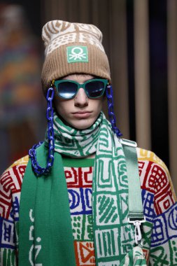 Milan, İtalya - 19 Şubat: Bir model United renkler Benetton dizide, Milan moda hafta sonbahar/kış 2019/20 19 Şubat 2019, Milano, İtalya pist yürür.