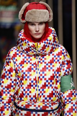 Milan, İtalya - 19 Şubat: Bir model United renkler Benetton dizide, Milan moda hafta sonbahar/kış 2019/20 19 Şubat 2019, Milano, İtalya pist yürür.