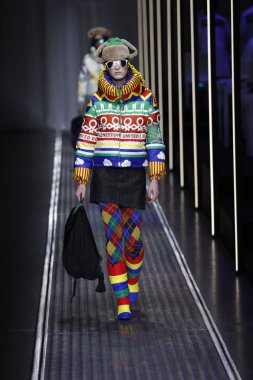 Milan, İtalya - 19 Şubat: Bir model United renkler Benetton dizide, Milan moda hafta sonbahar/kış 2019/20 19 Şubat 2019, Milano, İtalya pist yürür.