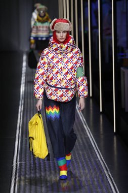 Milan, İtalya - 19 Şubat: Bir model United renkler Benetton dizide, Milan moda hafta sonbahar/kış 2019/20 19 Şubat 2019, Milano, İtalya pist yürür.