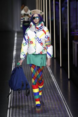 Milan, İtalya - 19 Şubat: Bir model United renkler Benetton dizide, Milan moda hafta sonbahar/kış 2019/20 19 Şubat 2019, Milano, İtalya pist yürür.