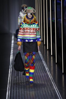 Milan, İtalya - 19 Şubat: Bir model United renkler Benetton dizide, Milan moda hafta sonbahar/kış 2019/20 19 Şubat 2019, Milano, İtalya pist yürür.