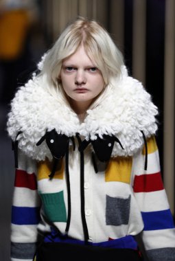 Milan, İtalya - 19 Şubat: Bir model United renkler Benetton dizide, Milan moda hafta sonbahar/kış 2019/20 19 Şubat 2019, Milano, İtalya pist yürür.