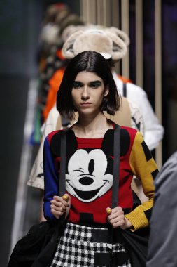 Milan, İtalya - 19 Şubat: Modelleri, Benetton United renkler dizide, Milan moda hafta sonbahar/kış 2019/20 19 Şubat 2019, Milano, İtalya pist final yürümek.