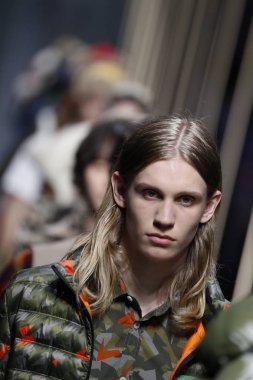 Milan, İtalya - 19 Şubat: Modelleri, Benetton United renkler dizide, Milan moda hafta sonbahar/kış 2019/20 19 Şubat 2019, Milano, İtalya pist final yürümek.