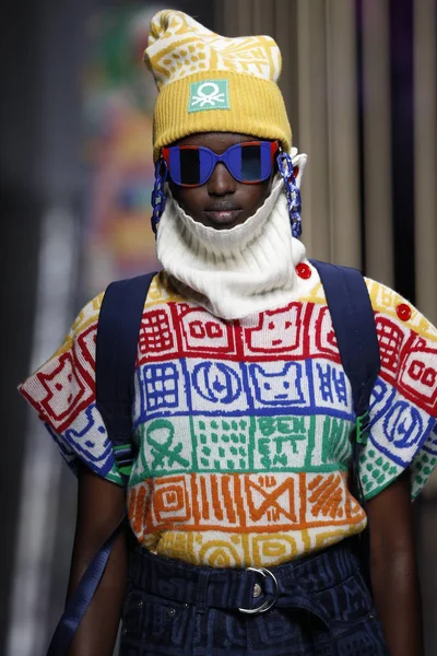 Milan, İtalya - 19 Şubat: Bir model United renkler Benetton dizide, Milan moda hafta sonbahar/kış 2019/20 19 Şubat 2019, Milano, İtalya pist yürür.