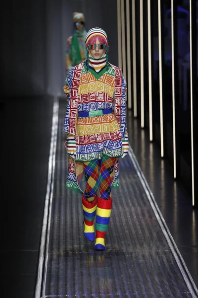 Milan, İtalya - 19 Şubat: Bir model United renkler Benetton dizide, Milan moda hafta sonbahar/kış 2019/20 19 Şubat 2019, Milano, İtalya pist yürür.