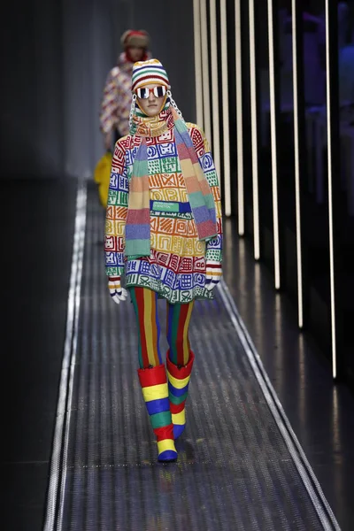 Milan, İtalya - 19 Şubat: Bir model United renkler Benetton dizide, Milan moda hafta sonbahar/kış 2019/20 19 Şubat 2019, Milano, İtalya pist yürür.