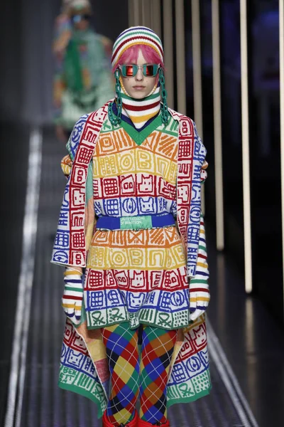 Milan, İtalya - 19 Şubat: Bir model United renkler Benetton dizide, Milan moda hafta sonbahar/kış 2019/20 19 Şubat 2019, Milano, İtalya pist yürür.