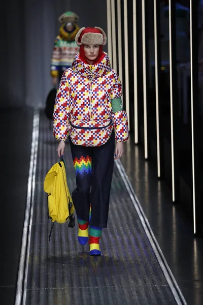 Milan, İtalya - 19 Şubat: Bir model United renkler Benetton dizide, Milan moda hafta sonbahar/kış 2019/20 19 Şubat 2019, Milano, İtalya pist yürür.