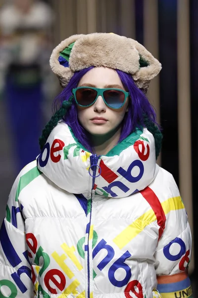 Milão Itália Fevereiro Modelo Caminha Pista United Colors Benetton Show — Fotografia de Stock
