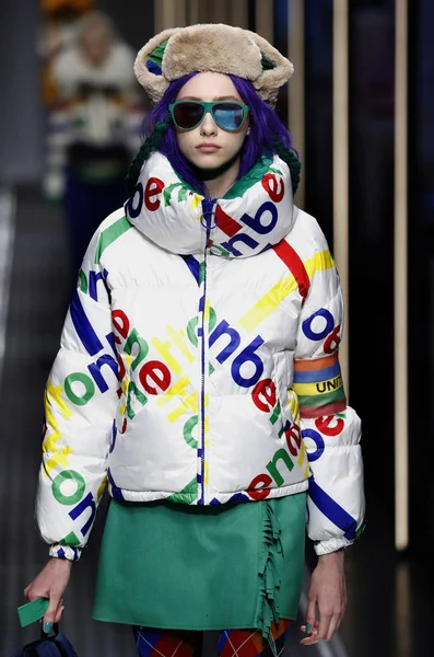 Milan, İtalya - 19 Şubat: Bir model United renkler Benetton dizide, Milan moda hafta sonbahar/kış 2019/20 19 Şubat 2019, Milano, İtalya pist yürür.