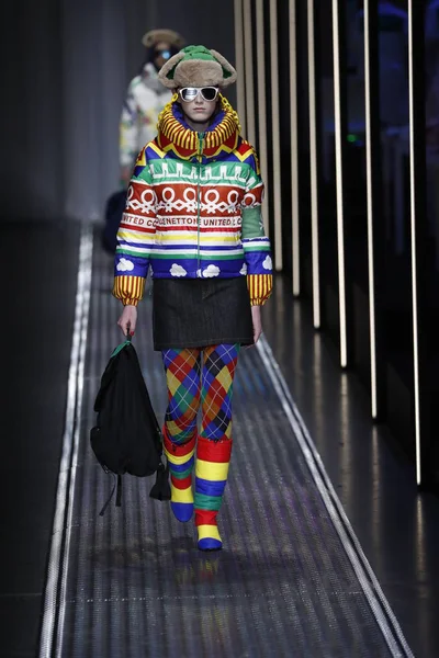 Milan, İtalya - 19 Şubat: Bir model United renkler Benetton dizide, Milan moda hafta sonbahar/kış 2019/20 19 Şubat 2019, Milano, İtalya pist yürür.