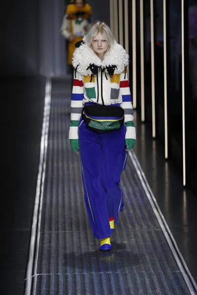 Milan, İtalya - 19 Şubat: Bir model United renkler Benetton dizide, Milan moda hafta sonbahar/kış 2019/20 19 Şubat 2019, Milano, İtalya pist yürür.