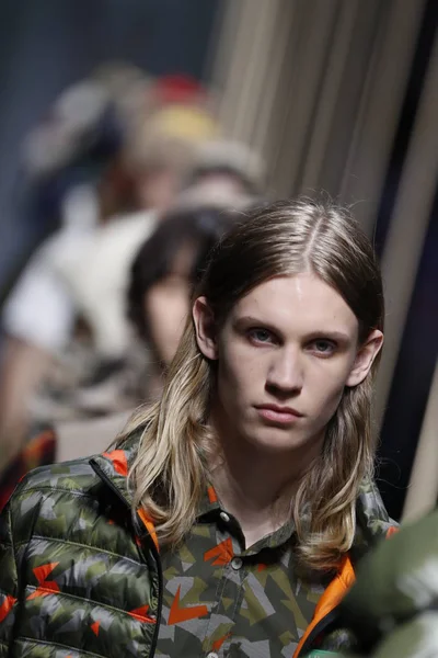 Milan, İtalya - 19 Şubat: Modelleri, Benetton United renkler dizide, Milan moda hafta sonbahar/kış 2019/20 19 Şubat 2019, Milano, İtalya pist final yürümek.