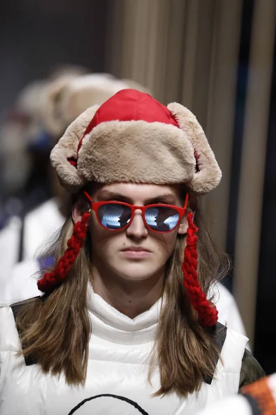 Milan, İtalya - 19 Şubat: Modelleri, Benetton United renkler dizide, Milan moda hafta sonbahar/kış 2019/20 19 Şubat 2019, Milano, İtalya pist final yürümek.