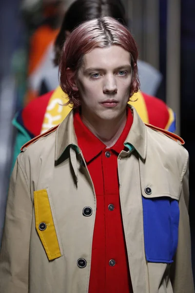 Milan, İtalya - 19 Şubat: Modelleri, Benetton United renkler dizide, Milan moda hafta sonbahar/kış 2019/20 19 Şubat 2019, Milano, İtalya pist final yürümek.