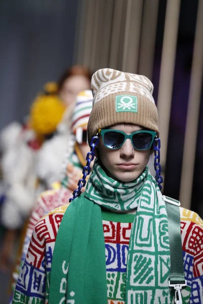 Milan, İtalya - 19 Şubat: Modelleri, Benetton United renkler dizide, Milan moda hafta sonbahar/kış 2019/20 19 Şubat 2019, Milano, İtalya pist final yürümek.