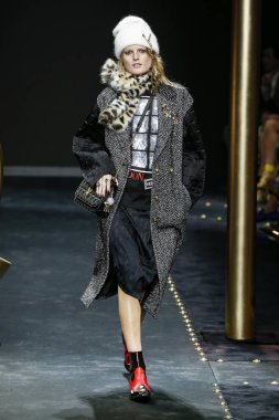 Milan, İtalya - 22 Şubat: Hanne Gaby Odiele Versace dizide Milan moda hafta sonbahar/kış 2019/20, 22 Şubat 2019, Milano, İtalya pist yürür. 