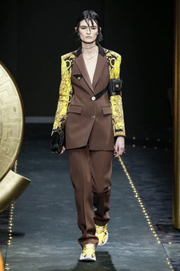 Milan, İtalya - 22 Şubat: Lara Mullen Versace dizide Milan moda hafta sonbahar/kış 2019/20, 22 Şubat 2019, Milano, İtalya pist yürür. 