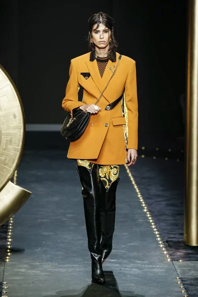 Milan Talya Şubat Mika Arganaraz Versace Dizide Milan Moda Hafta — Stok fotoğraf