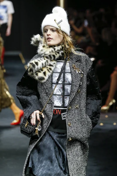 Milan, İtalya - 22 Şubat: Hanne Gaby Odiele Versace dizide Milan moda hafta sonbahar/kış 2019/20, 22 Şubat 2019, Milano, İtalya pist yürür. 