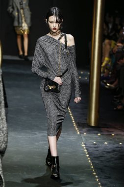 Milan, İtalya - 22 Şubat: Sofia Steinberg Versace dizide Milan moda hafta sonbahar/kış 2019/20, 22 Şubat 2019, Milano, İtalya pist yürür. 