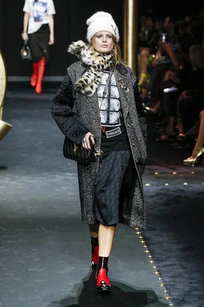 Милан Италия Февраля Ханна Габи Одиле Выходит Подиум Шоу Versace — стоковое фото