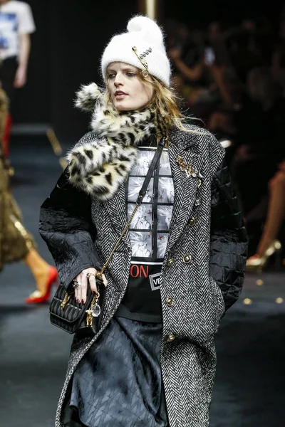 Милан Италия Февраля Ханна Габи Одиле Выходит Подиум Шоу Versace — стоковое фото