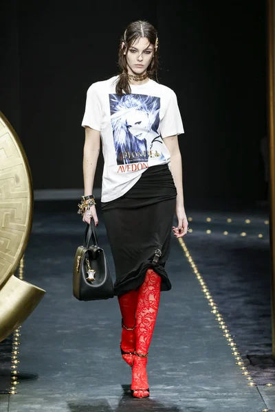 Milan Italy February Vittoria Ceretti Walks Runway Versace Show Milan — Stock Photo, Image