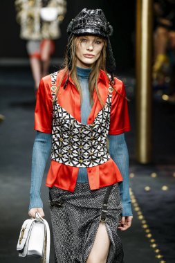 Milan, İtalya - 22 Şubat: Kris Grikaite Versace dizide Milan moda hafta sonbahar/kış 2019/20, 22 Şubat 2019, Milano, İtalya pist yürür. 